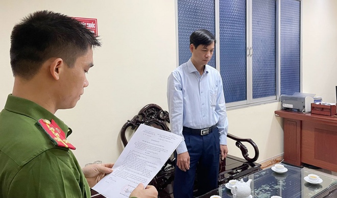Cơ quan chức năng tống đạt quyết định khởi tố và lệnh bắt tạm giam ông Nguyễn Trọng Phùng.