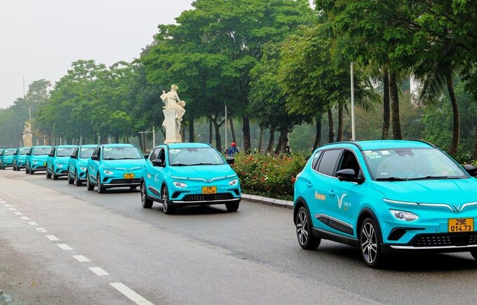 Khai trương hãng taxi thuần điện với tên gọi Taxi Xanh SM, giá mở cửa cho 1 km đầu tiên là 20.000 đồng.