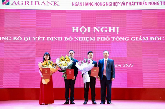 Phó thống đốc Đào Minh Tú trao Quyết định và tặng hoa 3 Phó tổng giám đốc Agribank.