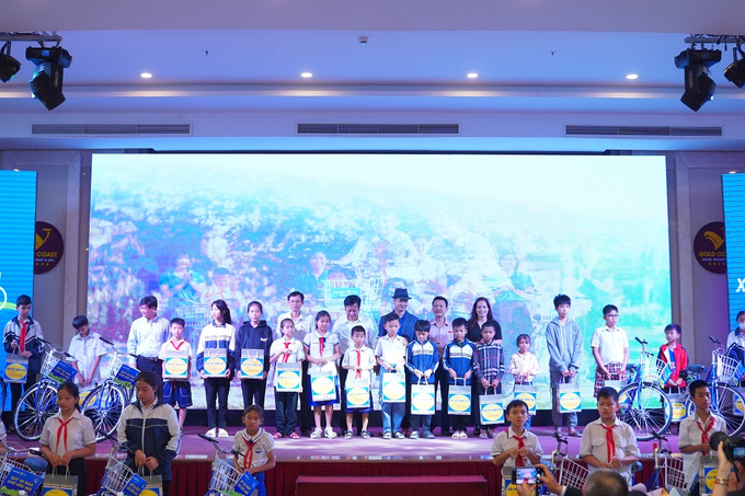 Ông Nguyễn Trường Giang- Phó Chủ nhiệm Ủy ban Pháp luật của Quốc hội, Phó Tổng thư ký Quốc hội, Nghệ sĩ Xuân Bắc - Đại sứ thiện chí của Quỹ bảo trợ trẻ em Việt Nam cùng các vị đại biểu trao học bổng cho các em.