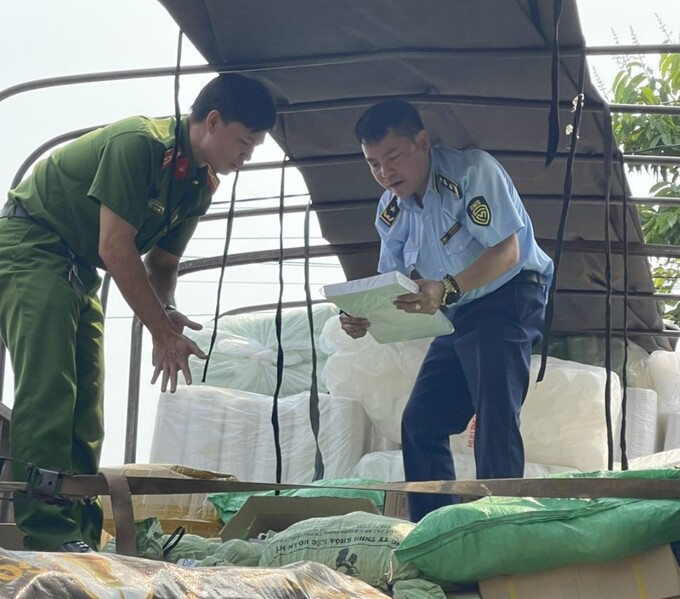 Lực lượng chức năng đang khám phương tiện. Ảnh Cục QLTT Phú Yên