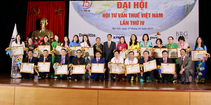 Thứ trưởng Bộ Tài chính Võ Thành Hưng, Chủ tịch VTCA Nguyễn Thị Cúc chụp ảnh cùng đại diện của 25 tập thể vinh dự được nhận giấy khen của VTCA.