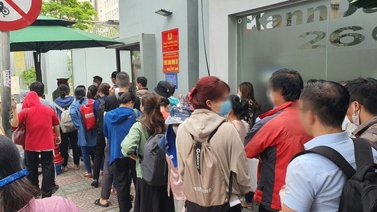 Rất đông người dân có mặt tại trụ sở Văn phòng Công an Tp.HCM để nộp đơn tố giác bị lừa tham gia bảo hiểm Manulife.