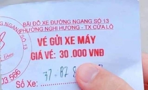 Vé xe máy 30.000 đồng, còn ô tô 80.000 đồng.