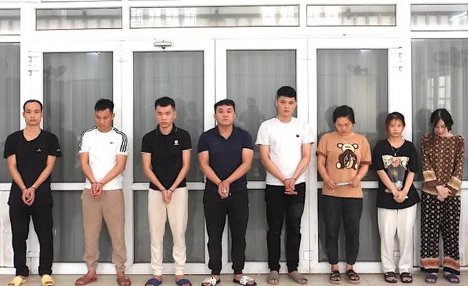 8 đối tượng bị tạm giữ và đưa về Đà Nẵng sáng 23/4 để điều tra.