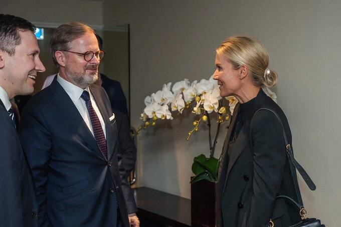 Thủ tướng Czech trong buổi làm việc với bà Annica Witschard- Tổng Giám Đốc Home Credit.