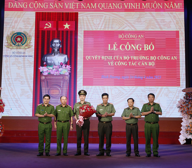 Ban giám đốc Công an tỉnh Bình Dương tặng hoa cho đại tá Trịnh Ngọc Quyên (thứ ba từ trái sang). Ảnh: Báo Tuổi trẻ