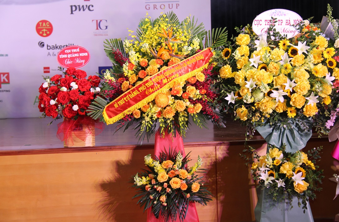 Phó thủ tướng Lê Minh Khái gửi lẵng hoa chúc mừng Đại hội Hội Tư vấn Thuế Việt Nam.