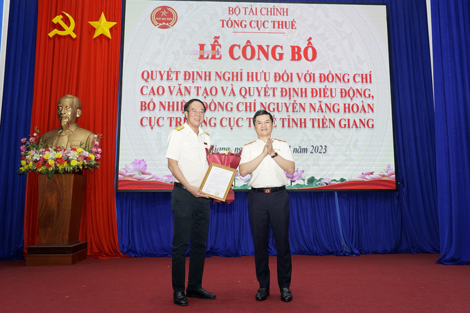 Phó Tổng cục trưởng Vũ Chí Hùng trao quyết định Cục trưởng Cục Thuế Tiền Giang cho ông Nguyễn Năng Hoàn.