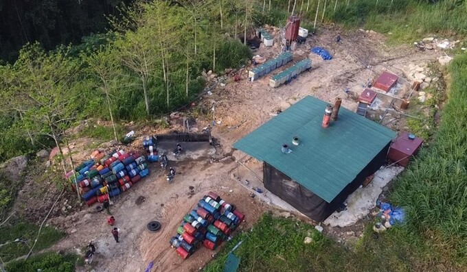 Cơ sở tái chế dầu nhớt thải trái phép tại huyện Tân Kỳ, Nghệ An. Ảnh: CANA.