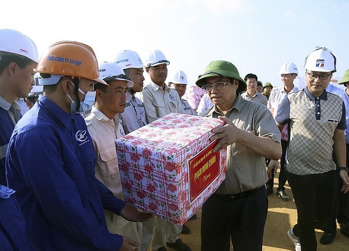 Thủ tướng Chính phủ Phạm Minh Chính tặng quà động viên kỹ sư, công nhân “gác lễ” bám công trường thi công