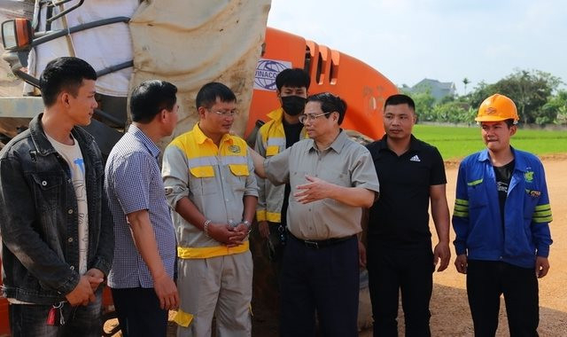 Thủ tướng Phạm Minh Chính nói chuyện với cán bộ, kỹ sư, công nhân đang thi công tuyến cao tốc Bắc - Nam phía đông, đoạn qua địa bàn tỉnh Thanh Hóa - Ảnh: Báo Thanh Hóa