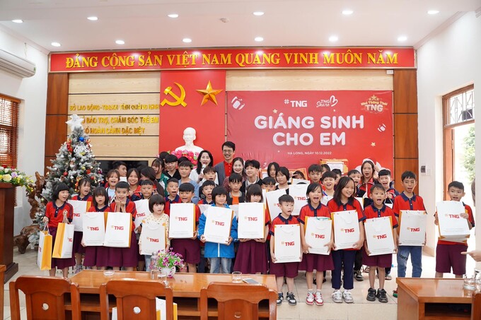 Đại diện Tập đoàn TNG Holdings Vietnam tặng quà cho các em nhỏ.