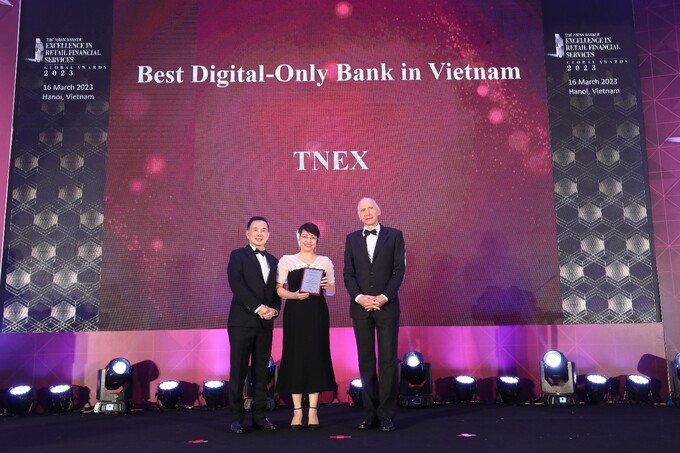 Đại diện TNEX nhận giải thưởng “Ngân hàng thuần số tốt nhất Việt Nam” 2023.