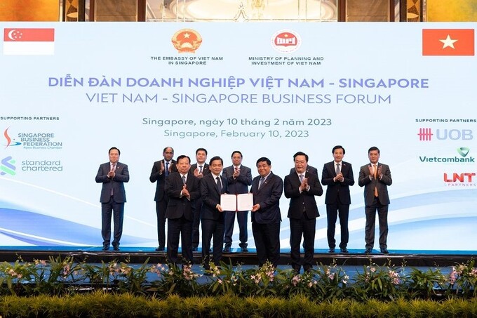Bộ trưởng Nguyễn Chí Dũng trao quyết định chấp thuận chủ trương đầu tư dự án VSIP Nghệ An II cho lãnh đạo Tập đoàn VSIP.