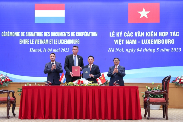 Thủ tướng Chính phủ Phạm Minh Chính và Thủ tướng Xavier Bettel chứng kiến lễ ký các văn kiện hợp tác trong lĩnh vực tài chính, đặc biệt là Thỏa thuận Đối tác chiến lược về tài chính xanh giữa Bộ Tài chính hai nước. (Ảnh: VGP)