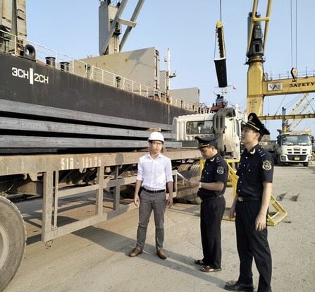 Cán bộ Chi cục Hải quan cửa khẩu cảng Nghi Sơn đang giám sát hàng hóa xuất khẩu của doanh nghiệp (ảnh Đỗ Đức)