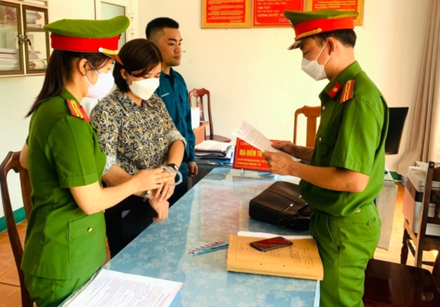 Cơ quan Cảnh sát điều tra Công an tỉnh Quảng Nam đọc quyết định khởi tố Trần Thị Hồng. Ảnh: Báo Thanh niên