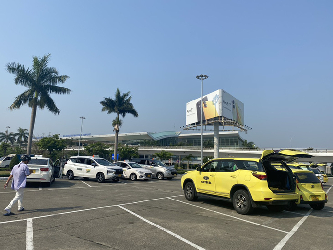 Khu vực bãi đậu xe cho taxi và Grab tại sân bay Đà Nẵng - Ảnh: Tuổi trẻ.