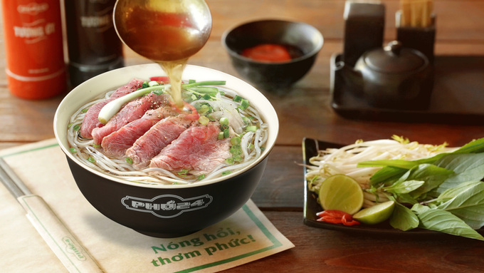 Ông trùm về gà rán Jollibee (Philippines) vừa cho biết đã chuyển nhượng Phở 24 cho công ty của ông Thái Phi Đán, người đồng sáng lập Highlands Coffee.