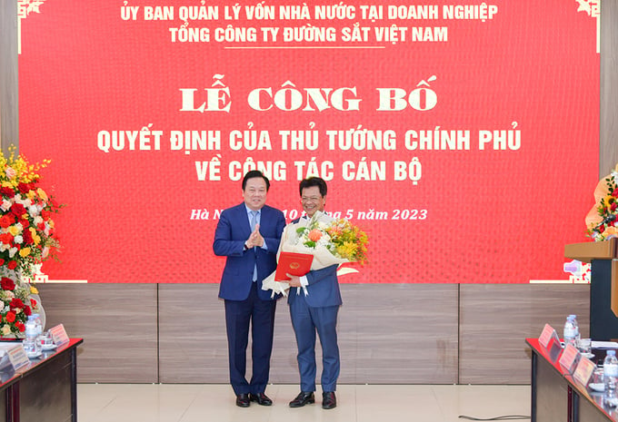 Ông Nguyễn Hoàng Anh, Chủ tịch Ủy ban Quản lý vốn nhà nước tại doanh nghiệp trao quyết định của Thủ tướng Chính phủ cho ông Đặng Sỹ Mạnh.