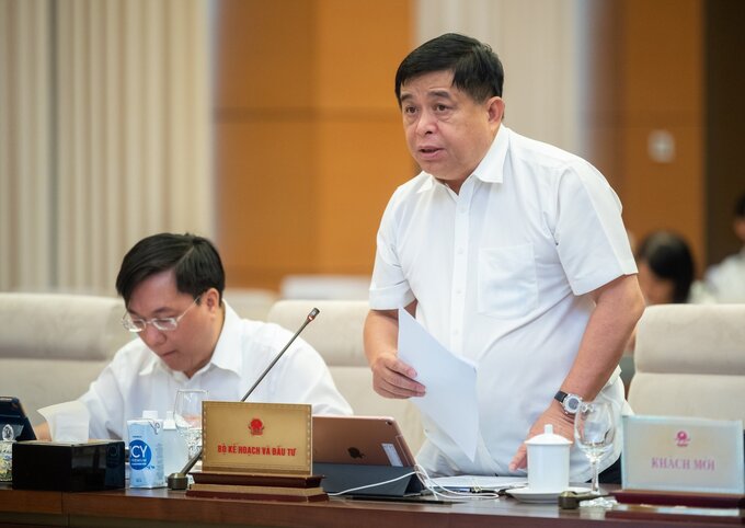 Bộ trưởng Bộ Kế hoạch và Đầu tư Nguyễn Chí Dũng trình bày Tờ trình.