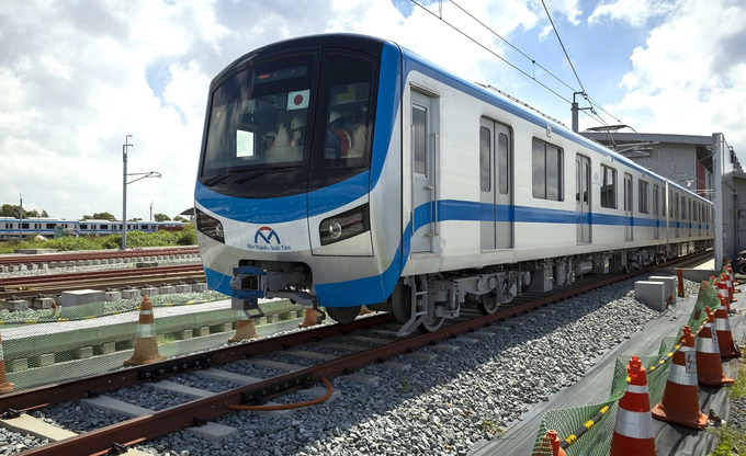 Trước đó, ngày 26/4, Ban Quản lý Đường sắt đô thị Tp.HCM phối hợp cùng Công ty Hitachi đã tổ chức buổi chạy thử nghiệm đoàn tàu metro từ ga Bến xe Suối Tiên (Dĩ An) đến ga An Phú (Thảo Điền, Tp.Thủ Đức).