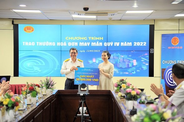 Hà Nội trao giải thưởng Hóa đơn may mắn quý 4 năm 2022.