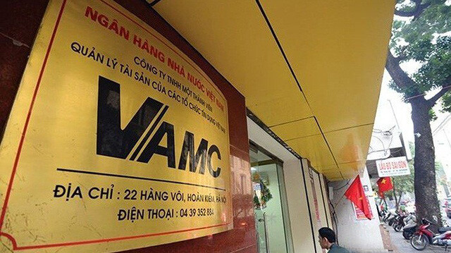 Công ty TNHH MTV Quản lý tài sản của các tổ chức tín dụng Việt Nam sẽ bán đấu giá khoản nợ xấu của nhóm khách hàng với giá khởi điểm hơn 1.240 tỷ đồng được đảm bảo bằng khu đất vàng tại Tp.HCM.