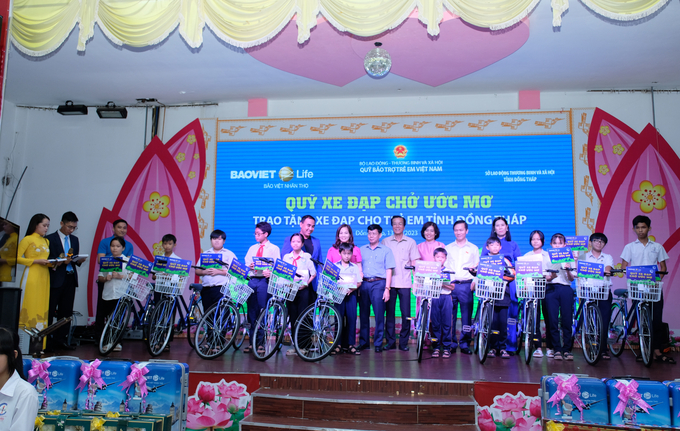 Ông Lâm Văn Đoan Phó Chủ nhiệm Uỷ ban Xã hội của Quốc hội cùng các vị đại biểu trao học bổng cho các em học sinh tiêu biểu.