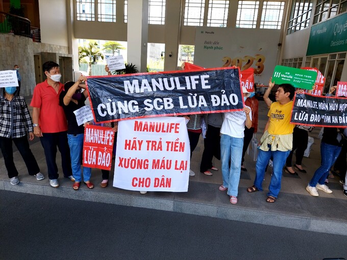 Khách hàng tập trung tại trụ sở của Manulife Việt Nam để phản đối việc chỉ giải quyết đơn của người nộp trước 30/4.