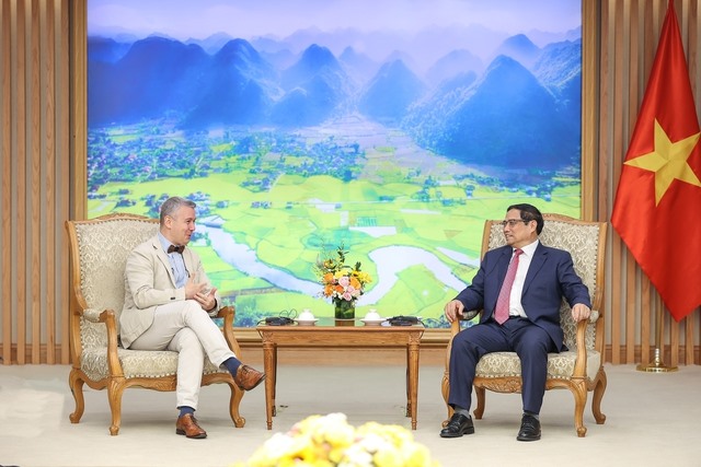 Thủ tướng Phạm Minh Chính và Đại sứ Vương quốc Bỉ tại Việt Nam Karl Van Den Bossche. Ảnh: VGP