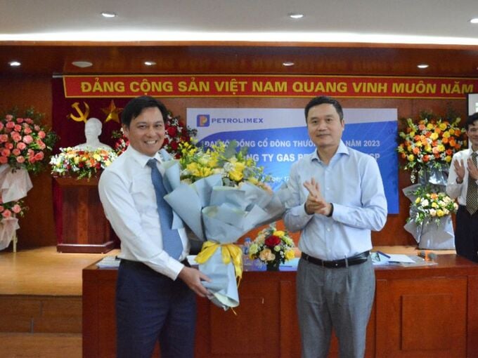 Ông Phạm Văn Thanh – Chủ tịch HĐQT Tập đoàn Xăng dầu Petrolimex tặng hoa chúc mừng ông Nguyễn Quang Định được bầu làm Chủ tịch HĐQT Gas Petrolimex nhiệm kỳ 2022-2027