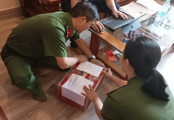 Công an đang niêm phong tài liệu khi khám xét chỗ ở của bị can Nguyễn Thị Nhung.