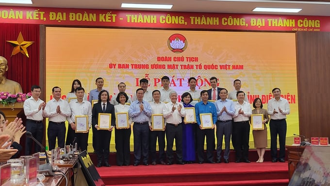 Chủ tịch nước Võ Văn Thưởng chụp ảnh lưu niệm cùng đại diện các doanh nghiệp tại Lễ phát động ủng hộ làm nhà đại đoàn kết cho hộ nghèo của tỉnh Điện Biên.