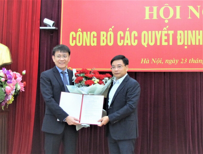 Bộ trưởng Bộ GTVT Nguyễn Văn Thắng trao quyết định bổ nhiệm ông Lê Đỗ Mười, Viện trưởng Viện Chiến lược và phát triển GTVT giữ chức Cục trưởng Cục Hàng hải Việt Nam!.