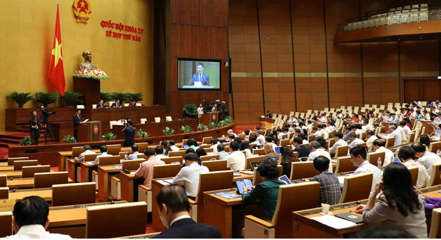Bộ trưởng Bộ Tài chính Hồ Đức Phớc trình bày Báo cáo về công tác thực hành tiết kiệm, chống lãng phí năm 2022. Ảnh: An Đăng - TTXVN.