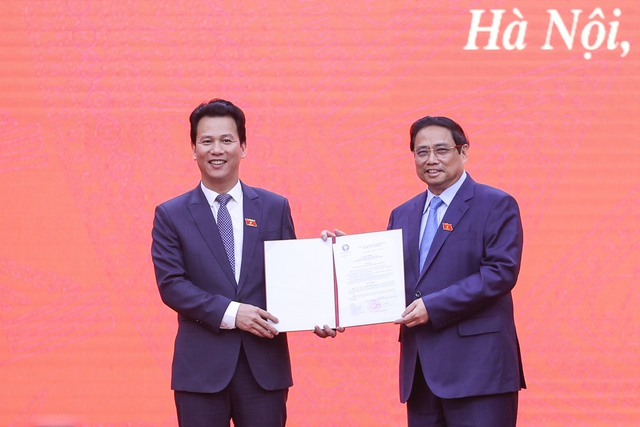 Thủ tướng Phạm Minh Chính trao Quyết định của Chủ tịch nước bổ nhiệm ông Đặng Quốc Khánh giữ chức Bộ trưởng Bộ Tài nguyên và Môi trường.