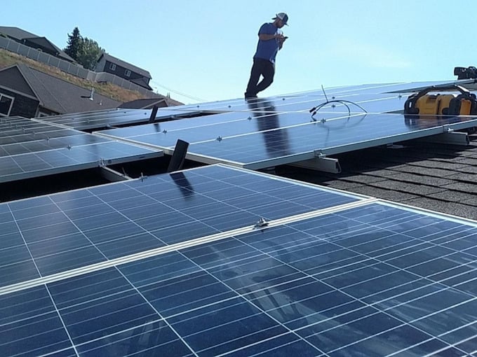 Năng lượng mặt trời là nguồn năng lượng xanh và sạch. Việc lắp năng lượng mặt trời không những giúp bạn tiết kiệm chi phí mà còn không phải phụ thuộc quá nhiều từ nguồn điện lưới.