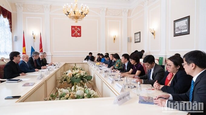 Quang cảnh buổi gặp làm việc giữa Đoàn đại biểu Quốc hội Việt Nam và đại diện Ủy ban Đối ngoại Saint Petersburg. (Ảnh: THANH THỂ)