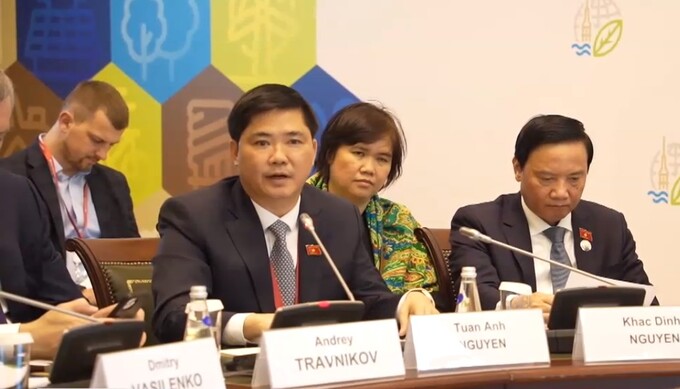 Ông Nguyễn Tuấn Anh - Phó Chủ nhiệm Ủy ban Khoa học, Công nghệ và Môi trường của Quốc hội phát biểu tại Hội nghị.