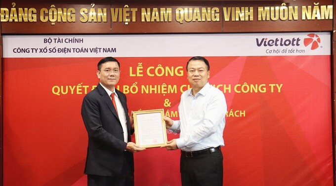 Thứ trưởng Bộ Tài chính Nguyễn Đức Chi trao quyết định cho Chủ tịch Vietlott.