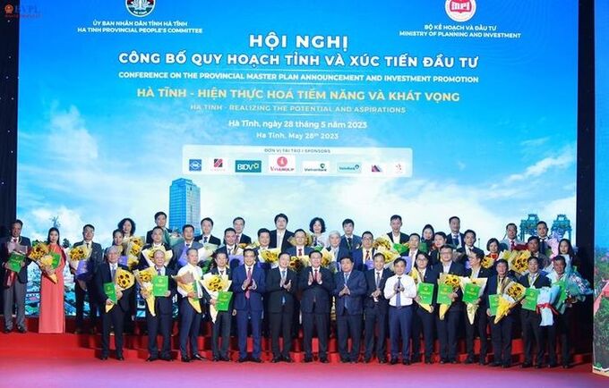 Lãnh đạo tỉnh Hà Tĩnh trao quyết định chấp thuận chủ trương đầu tư và biên bản ghi nhớ hợp tác đầu tư cho các nhà đầu tư.