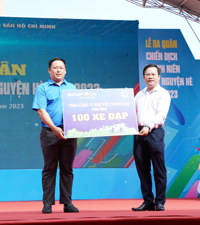 Ông Phan Khắc Thép - GĐ BVNT Cà Mau trao tặng biểu trưng 100 xe đạp cho lãnh đạo tỉnh Cà Mau trước sự chứng kiến của Phó chủ tịch nước Võ Thị Ánh Xuân.