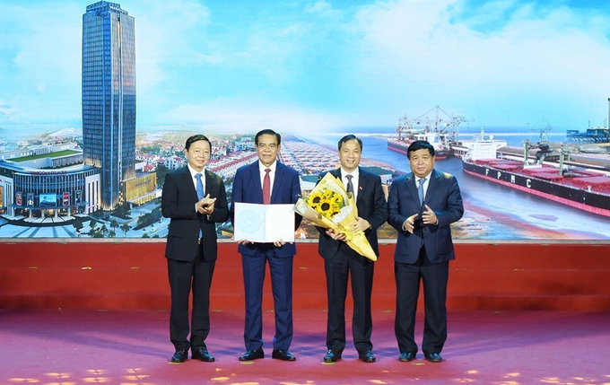 Phó thủ tướng Chính phủ Trần Hồng Hà (ngoài cùng bên trái) và Bộ trưởng Bộ KH&ĐT trao quyết định phê duyệt quy hoạch tỉnh Hà Tĩnh thời kì 2021 - 2030, tầm nhìn đến năm 2050 cho lãnh đạo UBND tỉnh Hà Tĩnh.
