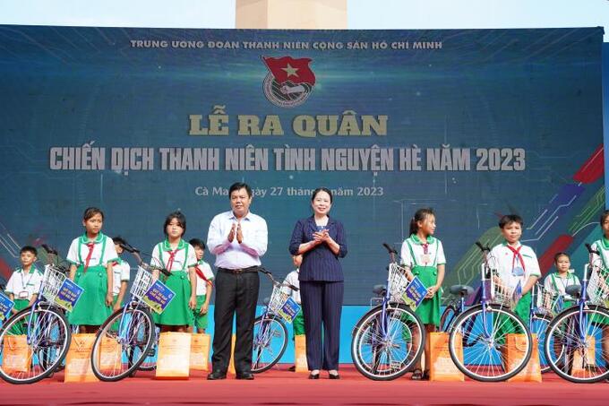 Phó chủ tịch nước Võ Thị Ánh Xuân và ông Nguyễn Tiến Hải - Bí thư tỉnh Cà Mau trao học bổng xe đạp từ Quỹ xe đạp chở ước mơ cho các em học sinh trường Tiểu học 3 xã Đất Mũi.