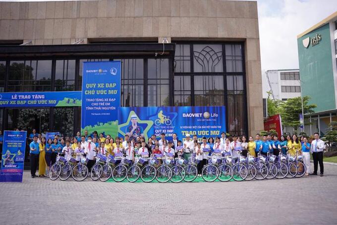 Các đại biểu trao tặng xe đạp cho các trẻ em có hoàn cảnh khó khăn của tỉnh Thái Nguyên.