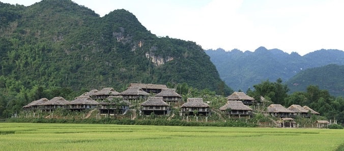 Khu du lịch sinh thái nghỉ dưỡng Mai Châu Ecolodge do Công ty TNHH Du lịch nghỉ dưỡng sinh thái Mai Châu làm chủ đầu tư xây dựng không phép và hoạt động kinh doanh gần 10 năm nay.