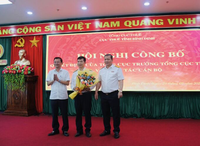Phó tổng cục trưởng Tổng cục Thuế Phi Vân Tuấn trao quyết định cho tân Phó cục trưởng Cục Thuế Bình Định Nguyễn Ngọc Sơn.