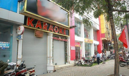 Một quán karaoke bị đóng cửa do không đủ điều kiện phòng cháy chữa cháy ở Hà Nội. (Ảnh: Người lao động).